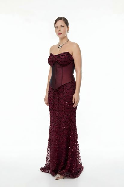 فستان سهرة كبير الحجم مزين بالترتر بتصميم الكورسيه باللون العنابي